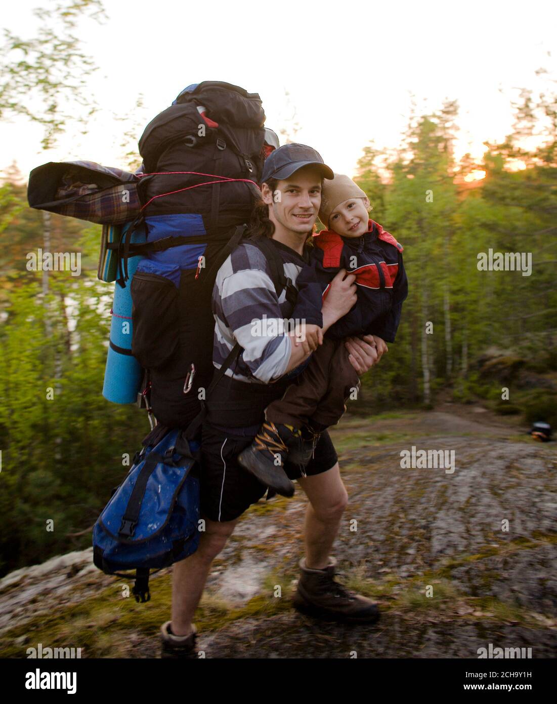 junge glückliche Vater Reisen mit kleinen Sohn und Riesen-Rucksack,  Lifestyle-Menschen-Konzept Stockfotografie - Alamy