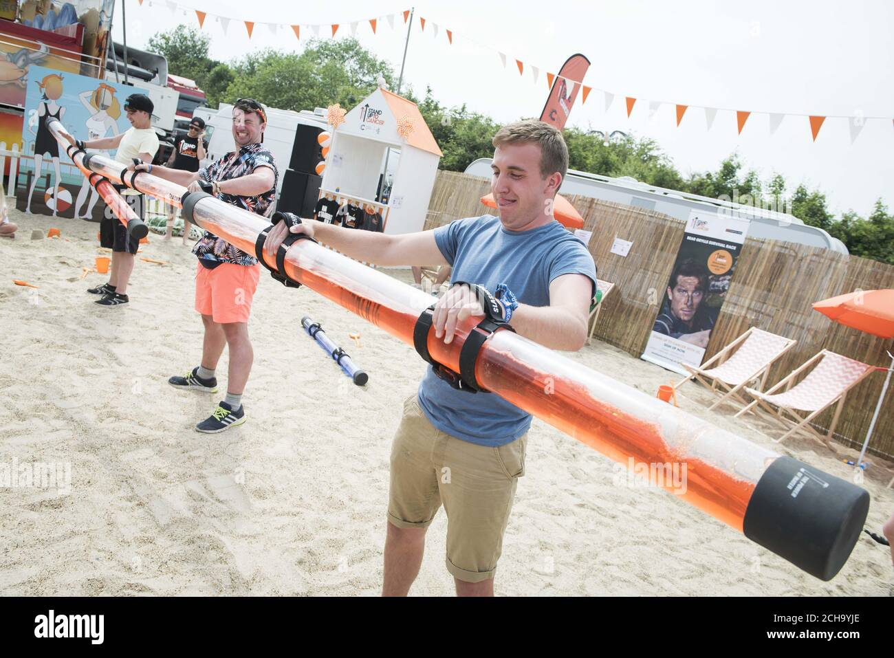 Festivalbesucher nehmen an Sportspielen auf der Strandbühne am Isle of Wight Festival, Seaclose Park, Newport, auf der Isle of Wight Teil. Stockfoto