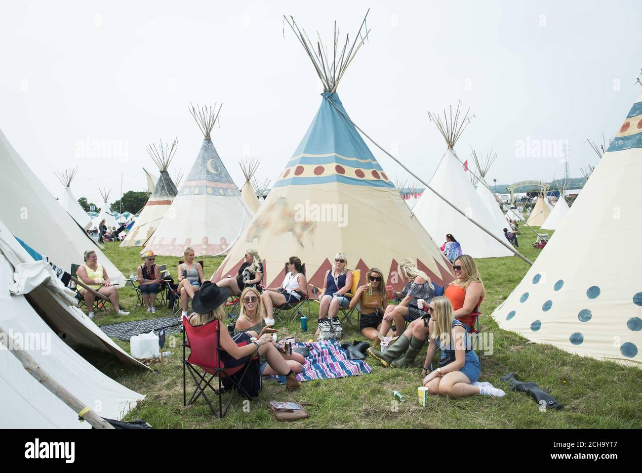 Festivalbesucher entspannen im Tipi-Feld beim Isle of Wight Festival, im Seaclose Park, Newport, auf der Isle of Wight. Stockfoto