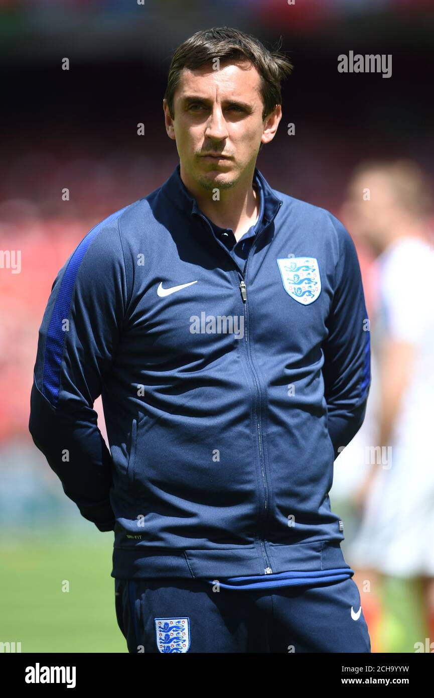 England Assistant Manager Gary Neville während der UEFA Euro 2016, Gruppe B Spiel im Stade Felix Bollaert-Delelis, Lens. DRÜCKEN SIE VERBANDSFOTO. Bilddatum: Donnerstag, 16. Juni 2016. Siehe PA Story SOCCER England. Bildnachweis sollte lauten: Joe Giddens/PA Wire. Stockfoto