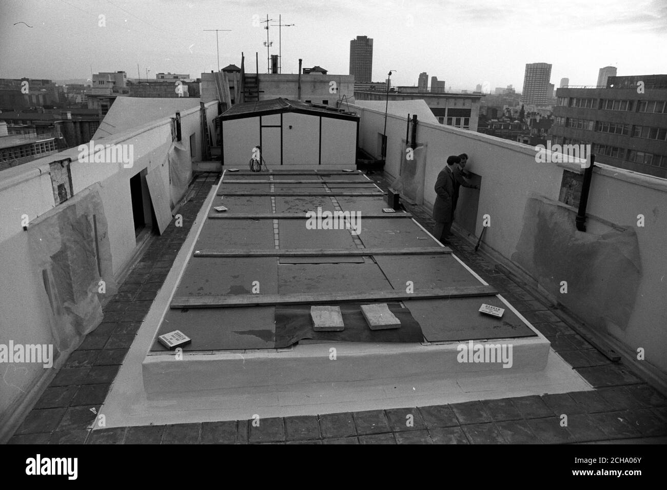 Die Arbeiten auf dem Dach des Gebäudes der Pressevereinigung in London sind in Arbeit. Stockfoto