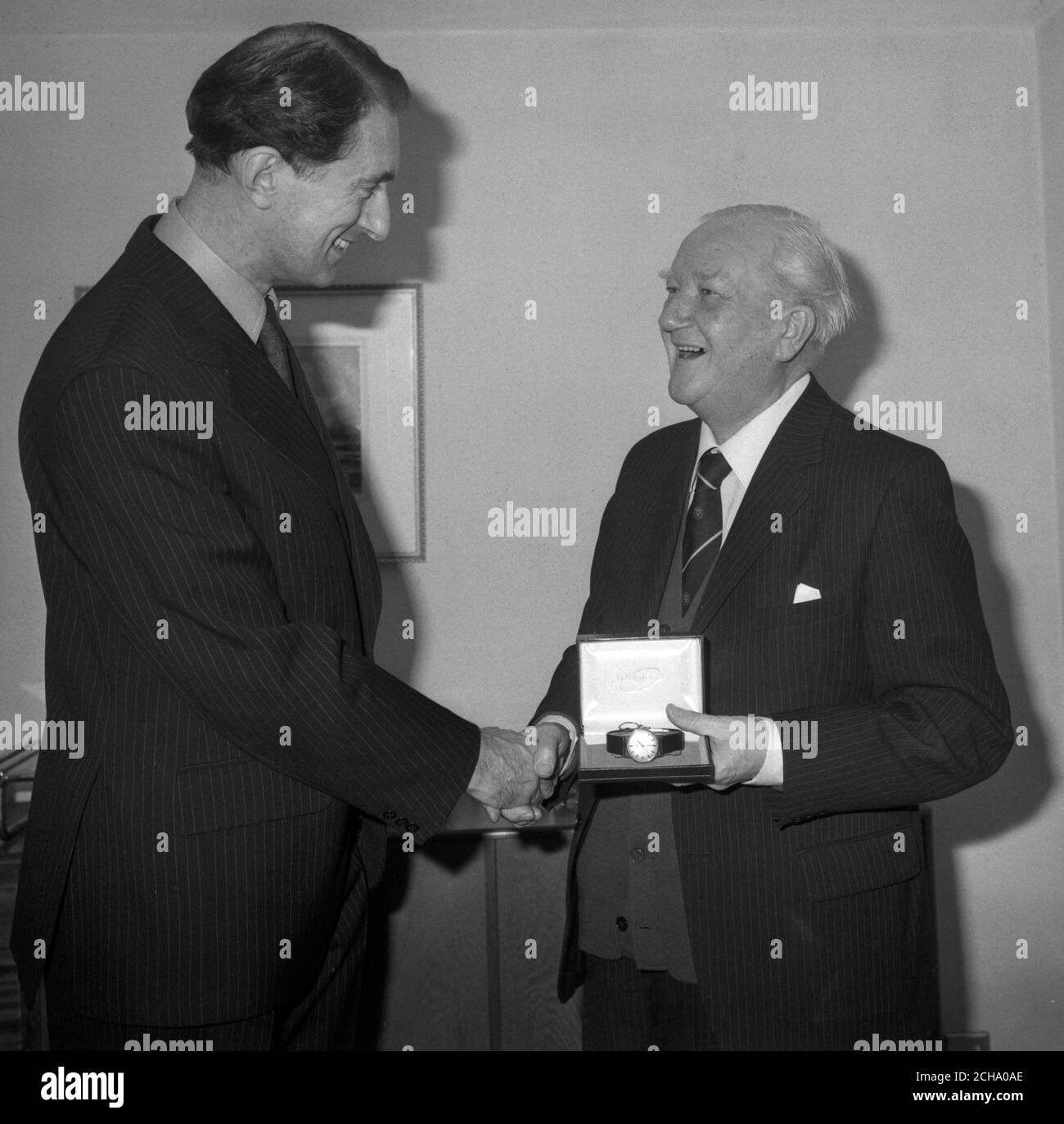 Dougie Dschirml (l), Korrespondent des PA Court, während einer Präsentation der Pressevereinigung mit Ian Yates, PA-Geschäftsführer. Stockfoto
