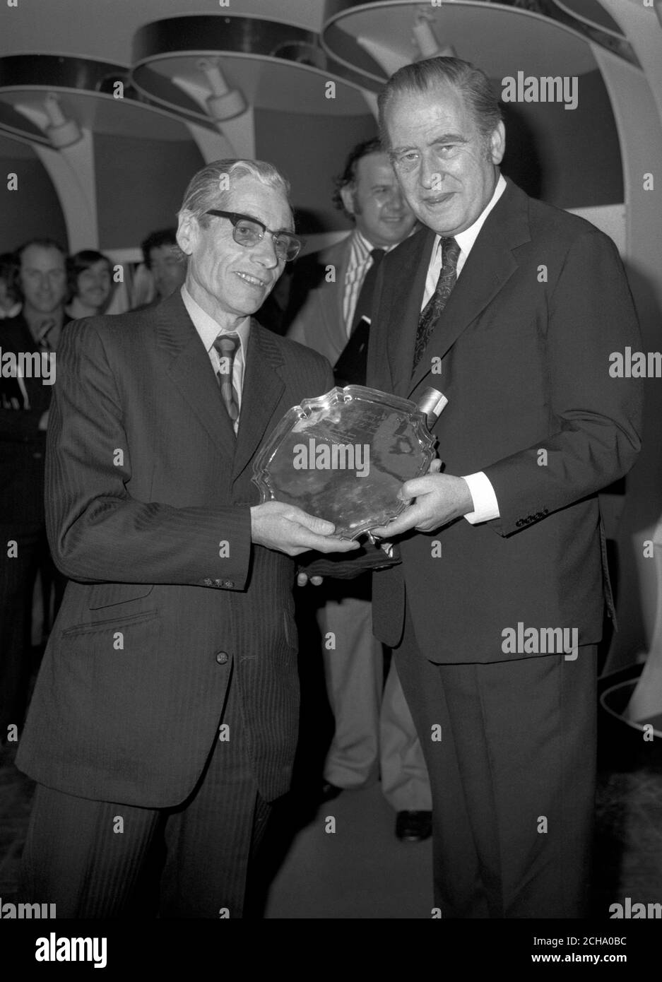 Derek Brind (l.), erster in der Sport-Sektion und Gewinner der Beer-Royale Trophy für den besten Agenturfotografen. (Mann rechts nicht identifiziert) Stockfoto