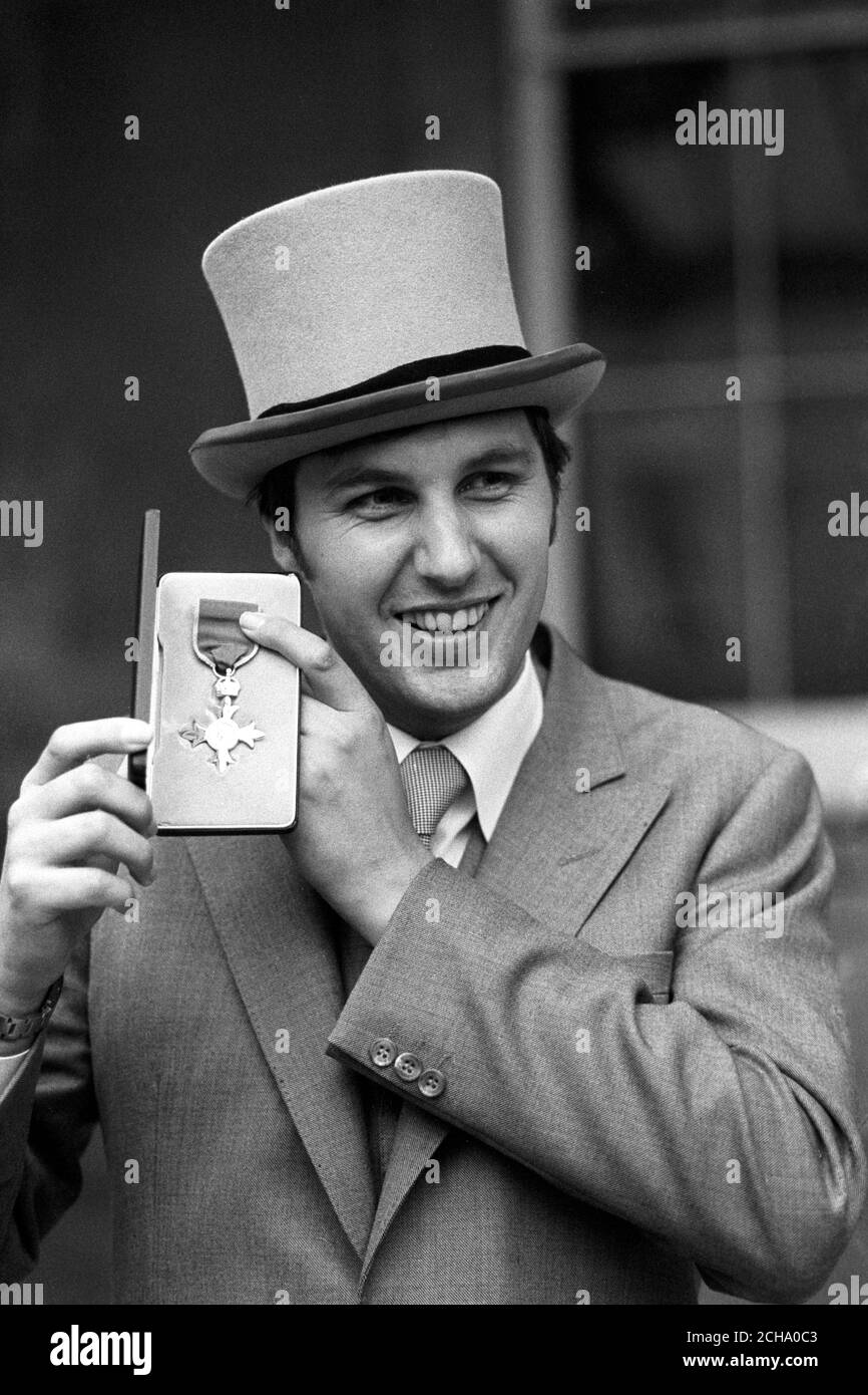 Martin Cleaver, 26, Mitarbeiter-Fotograf der Press Association im Falkland-Krieg, mit seinem MBE, das er für seine Berichterstattung über den Südatlantikkrieg gesammelt hat, vor dem Buckingham Palace. Stockfoto