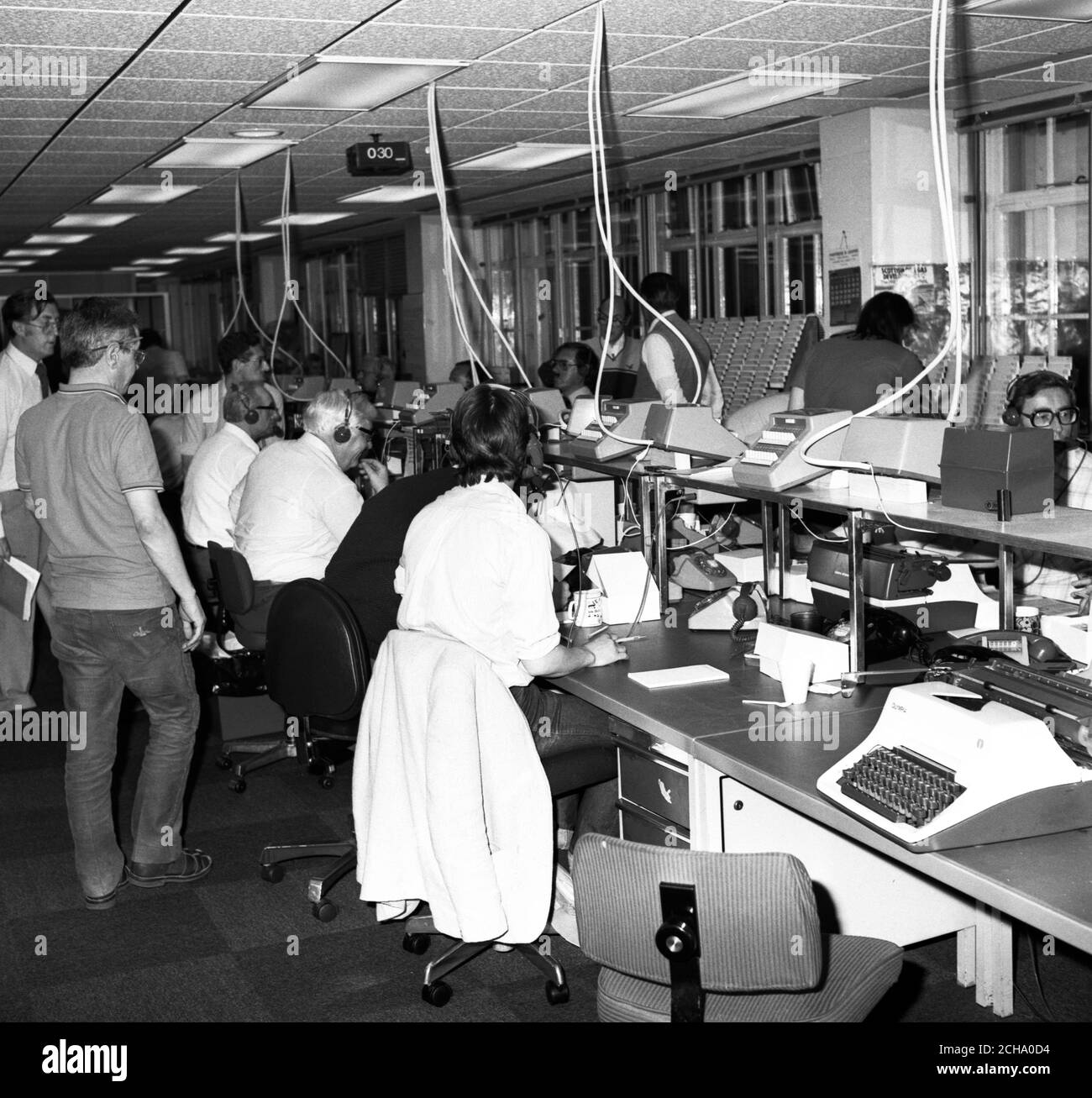 Eine allgemeine Ansicht des Presseverbands Newsroom zur Wahlnacht im Jahr 1983. Stockfoto