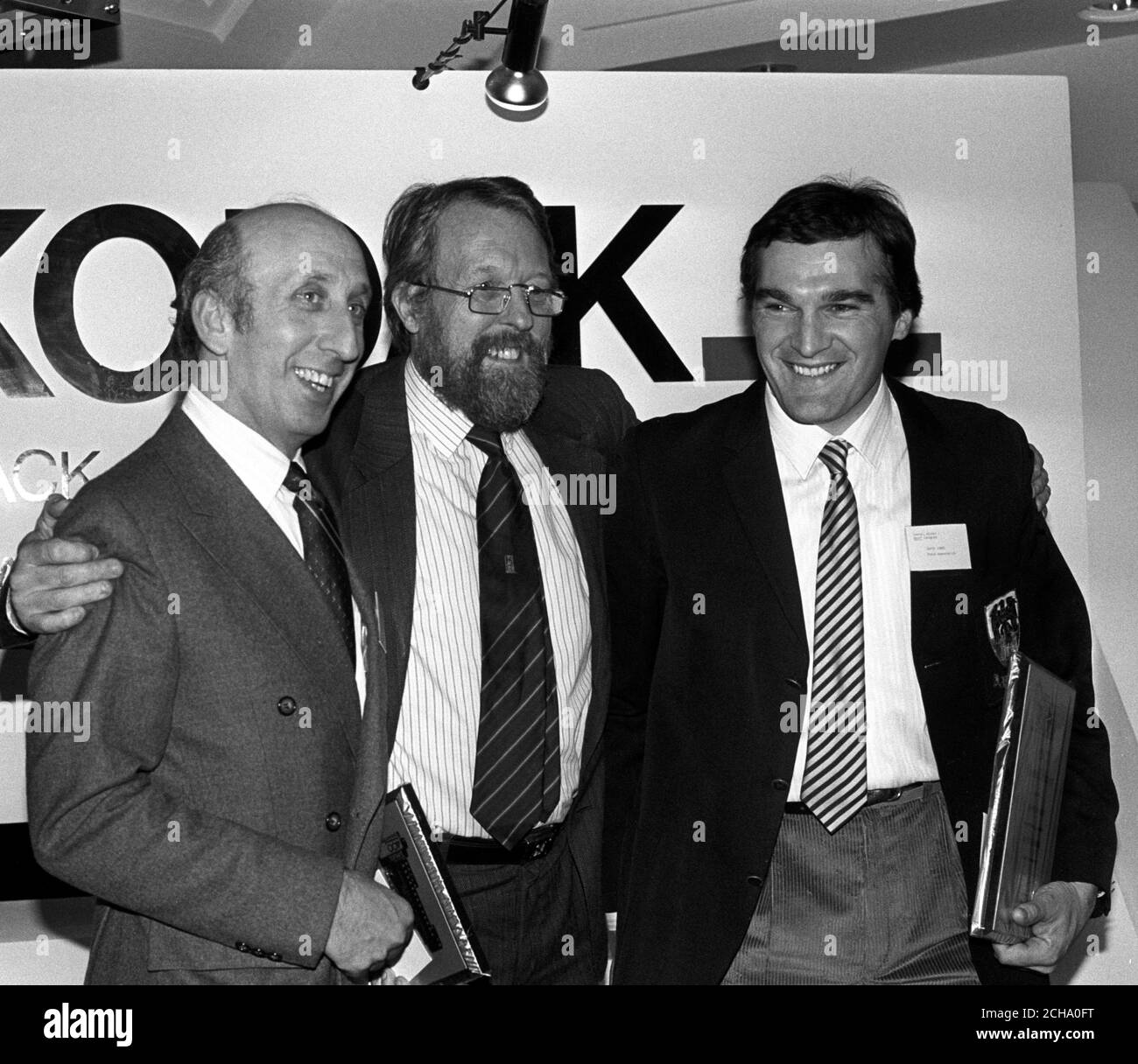 Presseverband Fotograf David Jones (r) mit seinem Kodak Sports Award 1987 (Er hält sein Bild -URN 1133733). Er steht neben Laurie Risidore (l) und Willie Rushton (Mitte). Stockfoto
