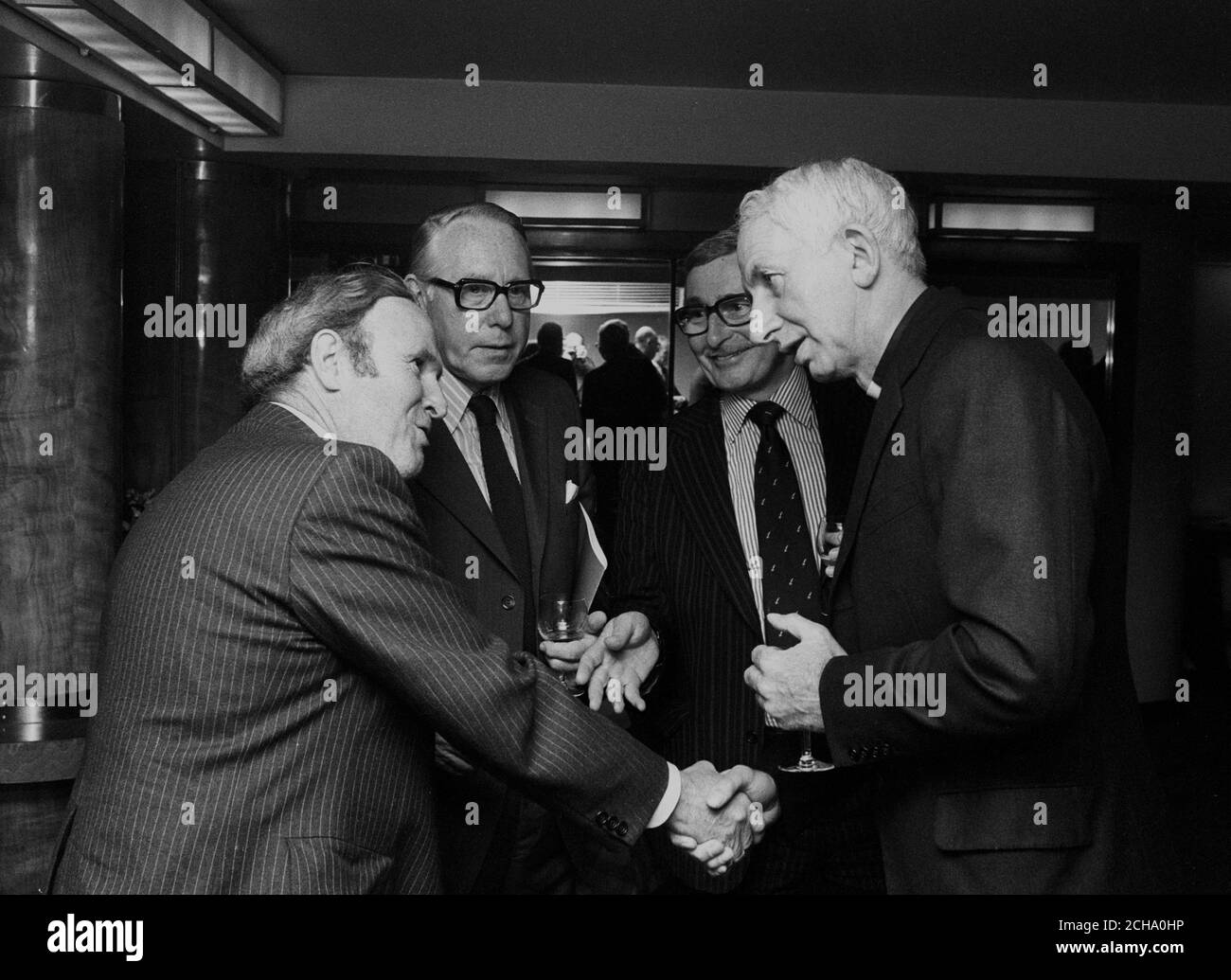 Der Erzbischof von Westminster, Kardinal Basil Hume (r), Hauptgast bei der diesjährigen Jahreshauptversammlung und Mittagessen für die Mitglieder der Pressevereinigung, wird David Chipp (l), Chefredakteur der PA, vorgestellt. Stockfoto