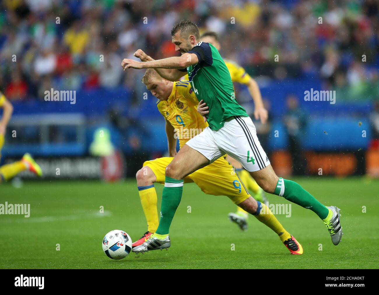 Der ukrainische Viktor Kovalenko (links) und der nordirische Gareth McAuley kämpfen um den Ball. Stockfoto