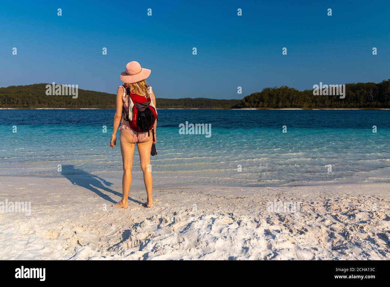 Natur betrachten - Travelling Woman betrachtet eine perfekte Szene auf Fraser Island, Australien Stockfoto