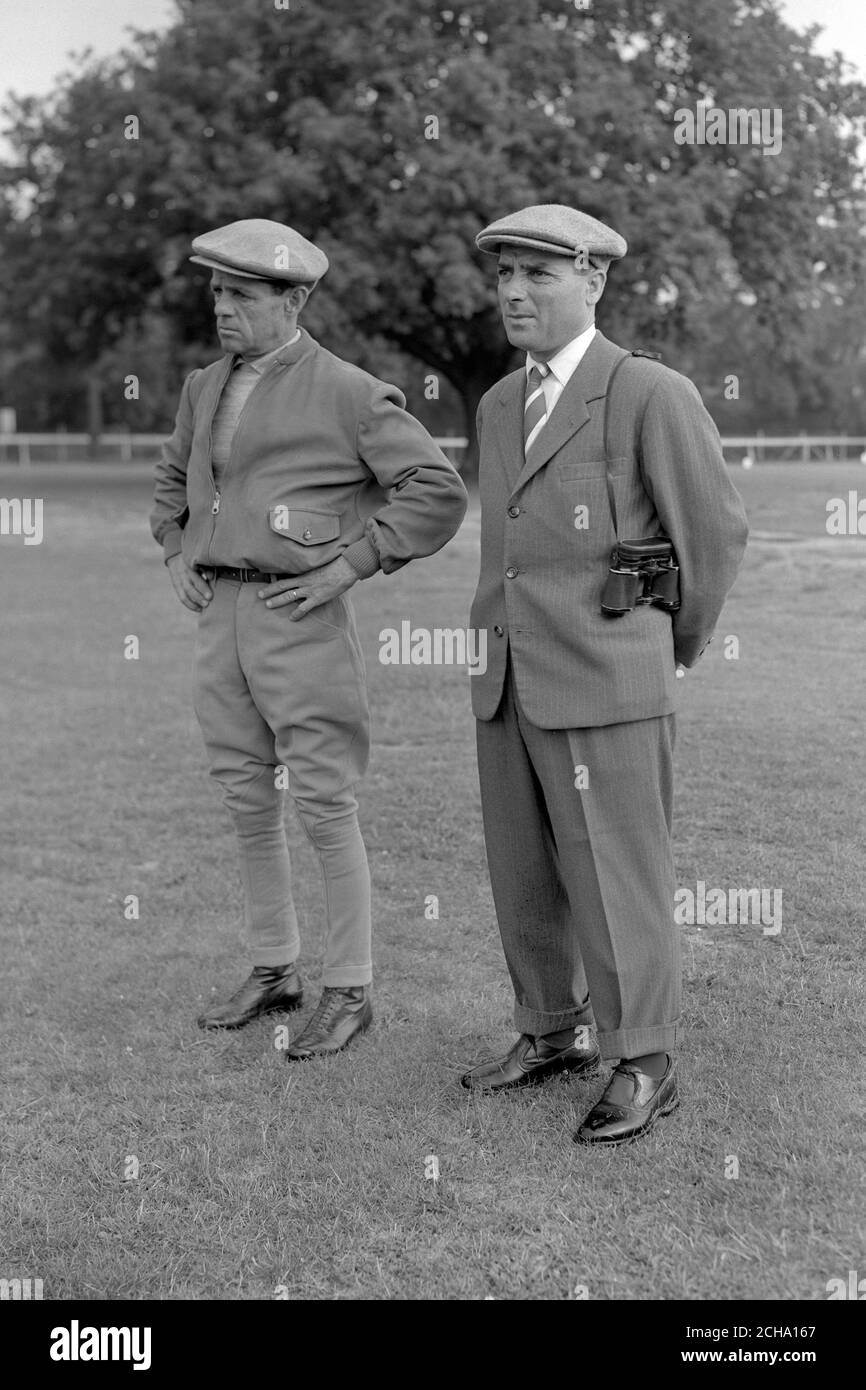 Jockey Enrico Camici (l) und Trainer Ugo Penco beobachten den italienischen colt Ribot bei der Übung. Stockfoto