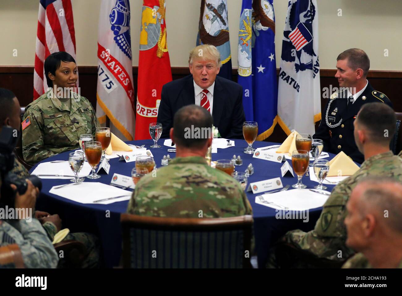 US-Präsident Donald Trump besucht eine Mittagessen mit den Mitgliedern des US-Militärs bei einem Besuch im Hauptquartier des US Central Command (CENTCOM) und Special Operations Command (SOCOM) in Tampa, Florida, USA, 6. Februar 2017. REUTERS/Carlos Barria Stockfoto