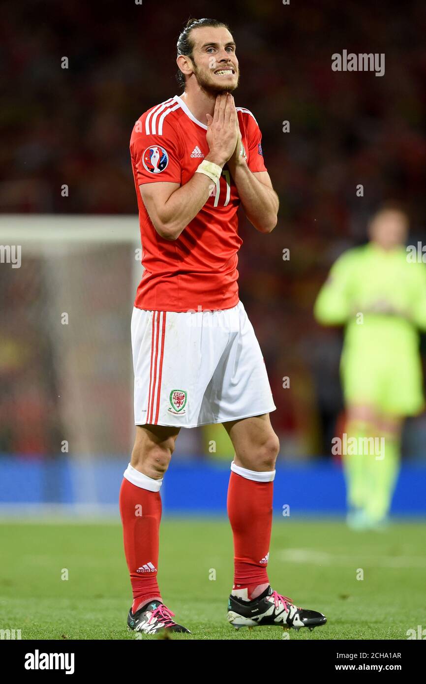 Gareth Bale aus Wales war nach einer verpassten Chance während des UEFA-EM-Spiels der Gruppe B 2016 im Stadium Municipal, Toulouse, niedergeschlagen. DRÜCKEN SIE VERBANDSFOTO. Bilddatum: Montag, 20. Juni 2016. Siehe PA Story SOCCER Wales. Bildnachweis sollte lauten: Joe Giddens/PA Wire. Stockfoto