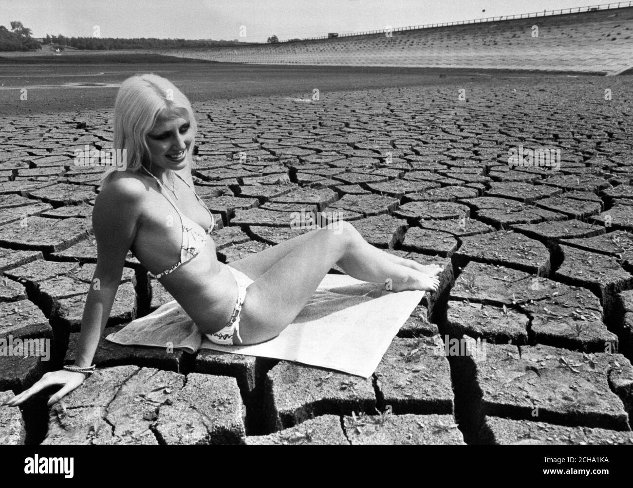 Gerben selbst in der Dürre, die Wasser-Versorgung Probleme nach Großbritannien gebracht hat, ist 19-jährige Modell Cerica. Sie zog einen Bikini an und genoss die Sonne im ausgetrockneten Becken des Pitsford Reservoir in Northamptonshire. Stockfoto