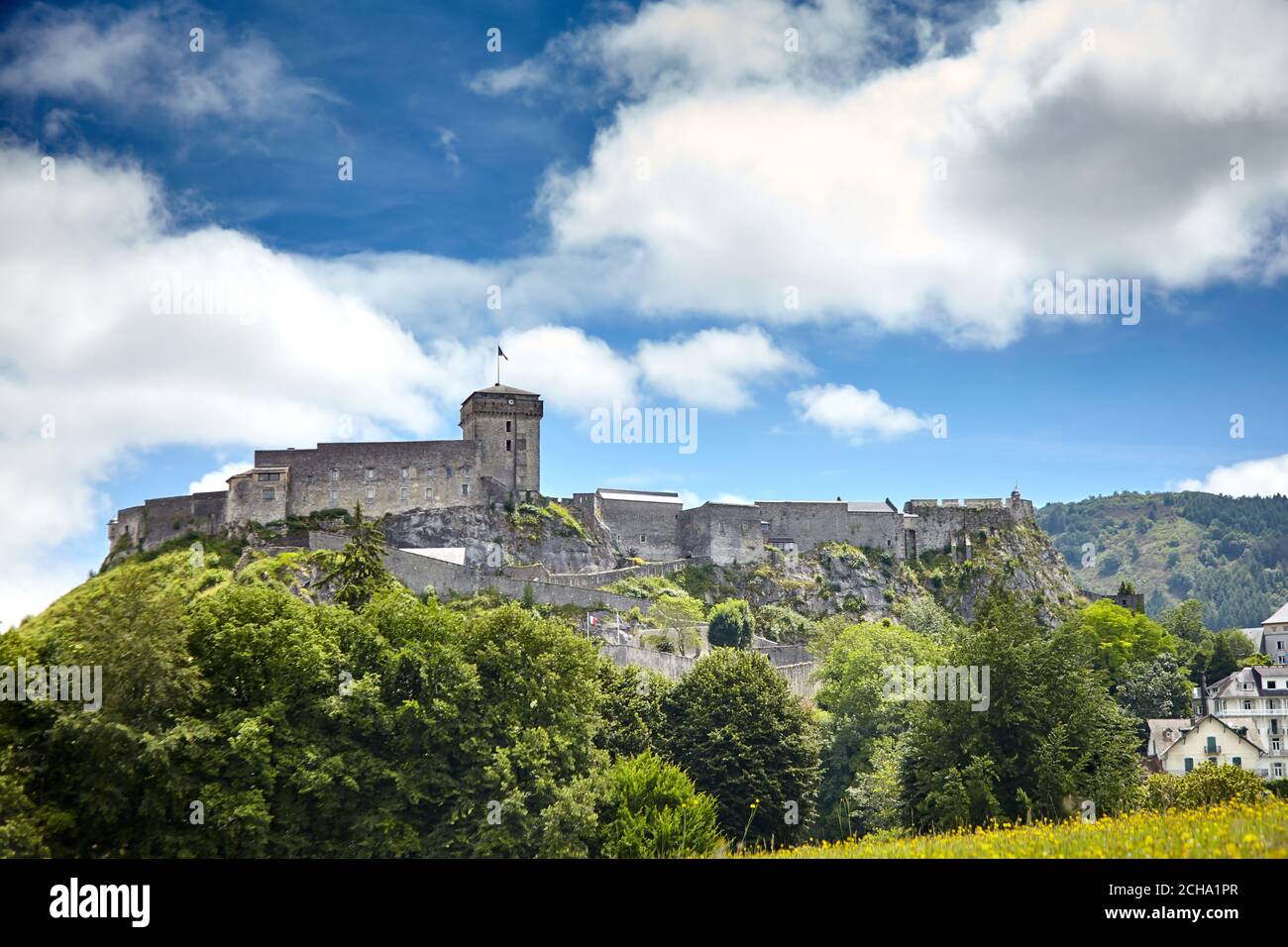 Schloss Fort von Lourdes. Burg auf einem Felsen. Blauer Himmel mit weißen Wolken. Französisch Stadt liegt in Südfrankreich in den Ausläufern der Pyrenäen Moun Stockfoto