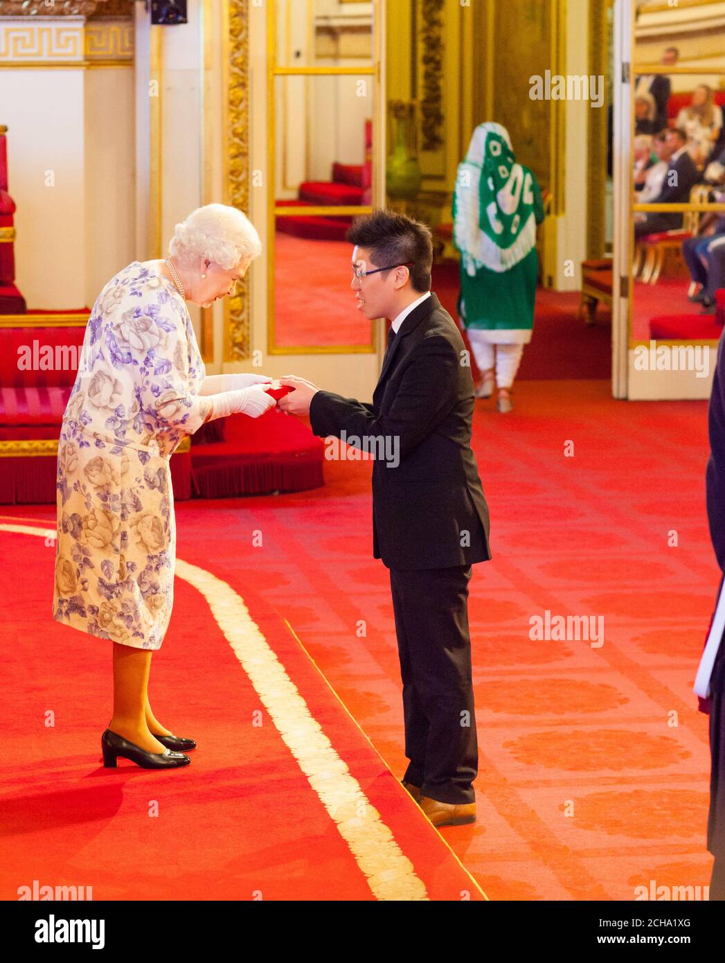 Mark Jin Quan Cheng aus Singapur erhält eine Medaille von Queen Elizabeth II während der Queen's Young Leaders Awards 2016 im Buckingham Palace, London. DRÜCKEN Sie VERBANDSFOTO. Bilddatum: Donnerstag, 23. Juni 2016. Bildnachweis sollte lauten: Dominic Lipinski/PA Wire Stockfoto
