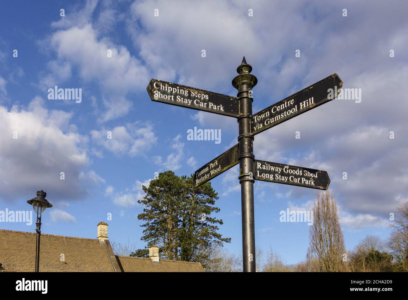 Ein Wegweiser für verschiedene Orte in Cotswold Marktstadt Tetbury, Gloucestershire, Großbritannien Stockfoto