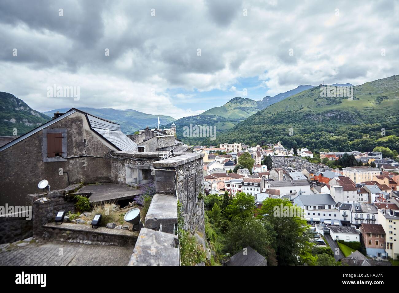 Schloss Fort von Lourdes und Dächer von Gebäuden. Französisch Stadt liegt in Südfrankreich in den Ausläufern der Pyrenäen Stockfoto