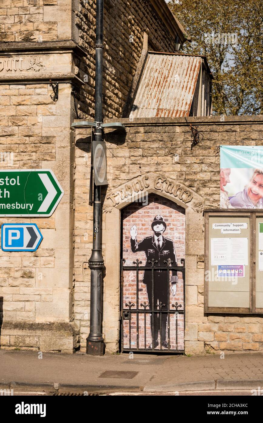 Öffentlicher Eingang des ehemaligen Gerichtsgebäudes, jetzt viktorianischer Gerichtssaal & Tetbury Police Museum, Tetbury, Gloucestershire, Großbritannien Stockfoto