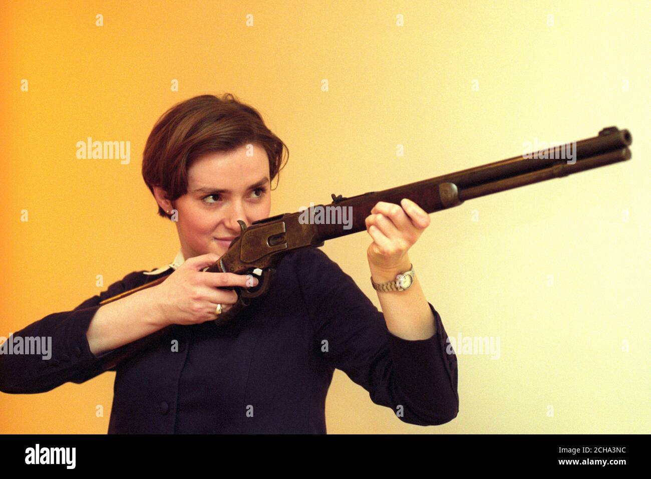 Jessica Thomas von Christie hält das Winchester Gewehr, das speziell für die legendäre Scharfschützin Annie Oakley entwickelt wurde. Stockfoto