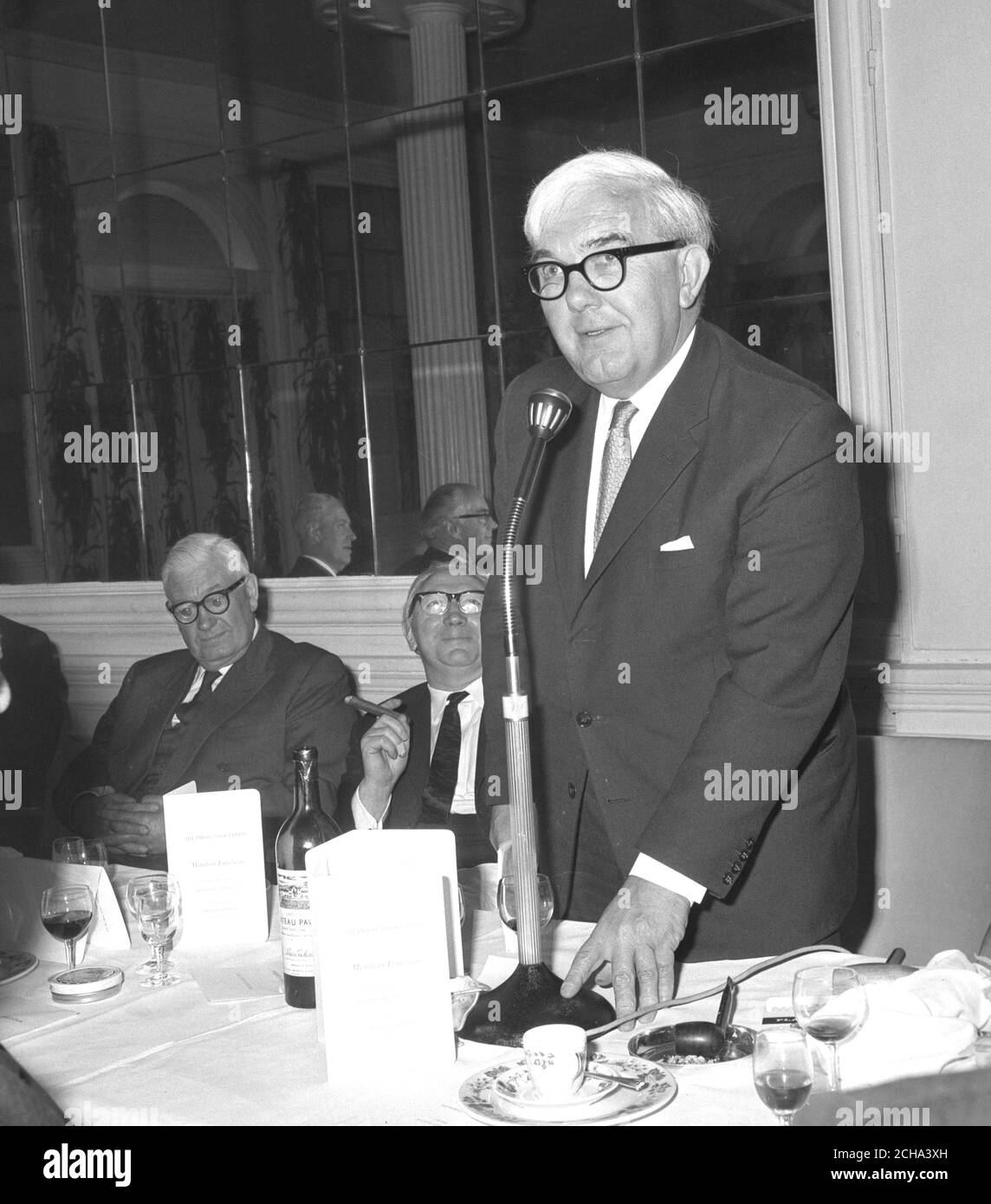 Lord Hill, Vorsitzender der Independent Television Authority, spricht beim Mittagessen der Pressevereinigung im Savoy Hotel, London. Lord Hill war der Ehrengast. Stockfoto