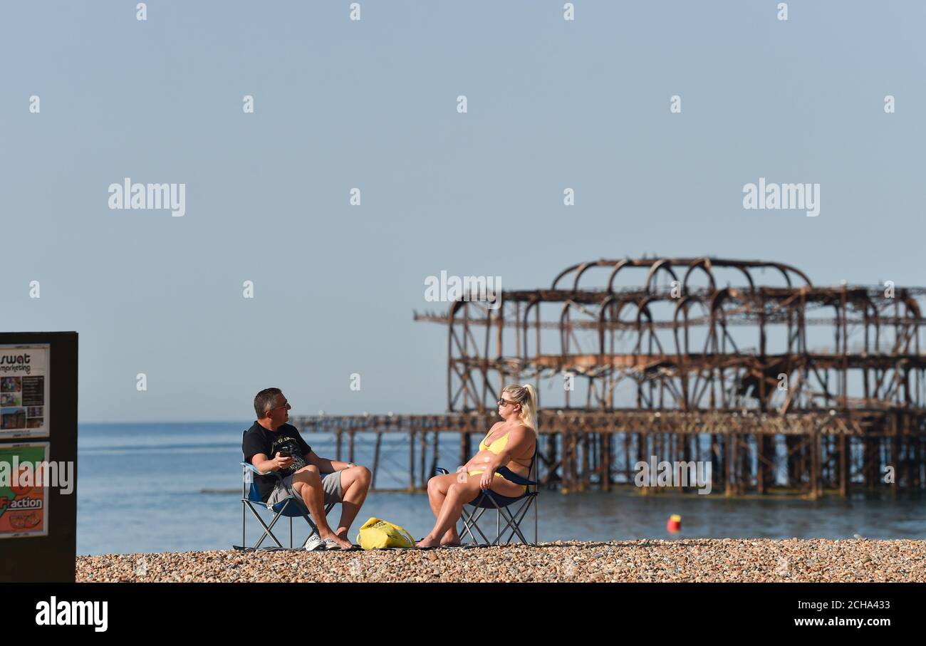 Brighton UK 14. September 2020 - Sonnenanbeter genießen das heiße, sonnige Wetter am Brighton Beach, da die Temperaturen in Teilen des Südostens voraussichtlich 30 Grad erreichen werden : Credit Simon Dack / Alamy Live News Stockfoto