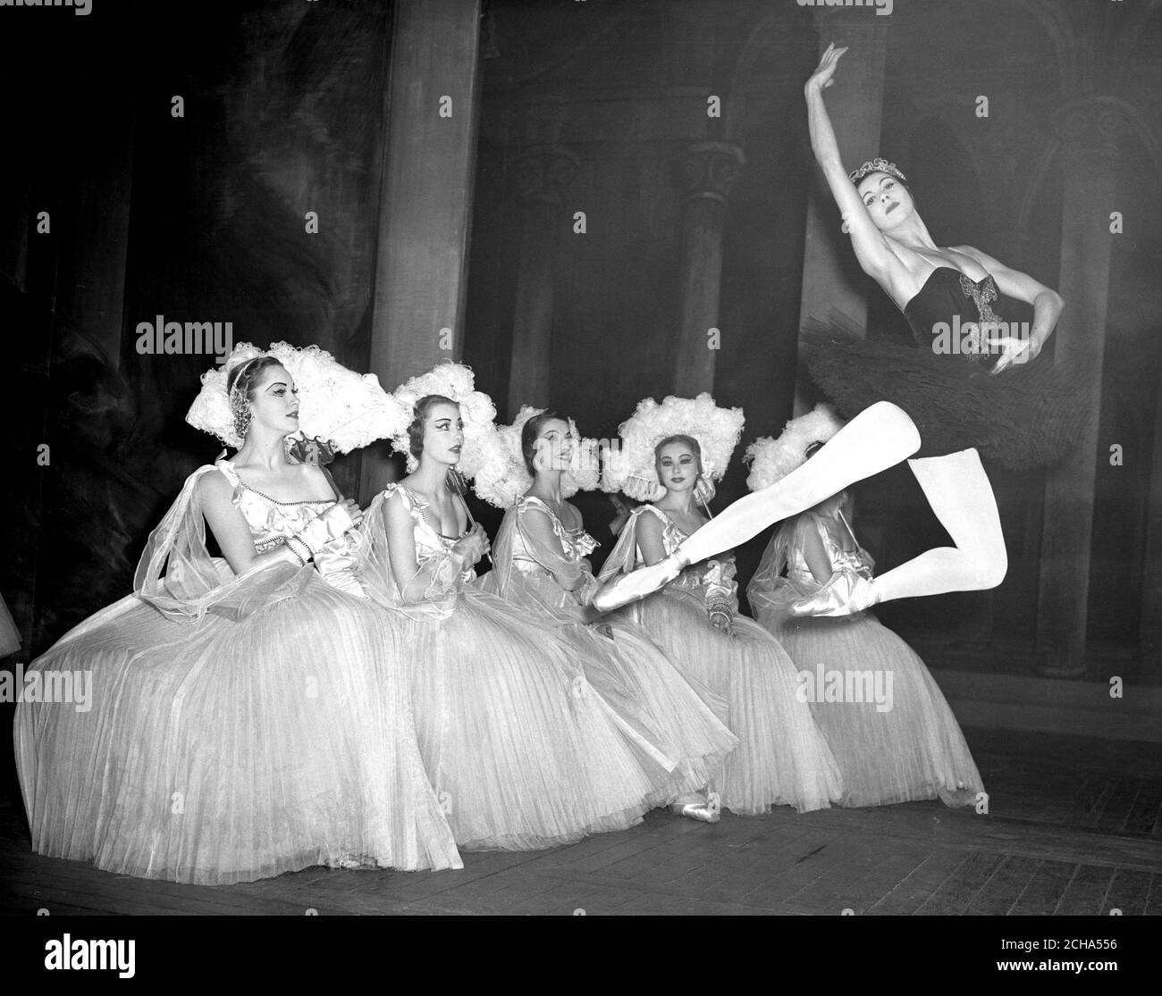Ballerina Beryl Grey in der Luft während einer Generalprobe im Royal Opera House, Covent Garden, für die neue Produktion von Swan Lake. Es wird mit einer Wohltätigkeitsgala, die von der Königin Mutter und Prinzessin Margaret besucht wird, eröffnet. Stockfoto