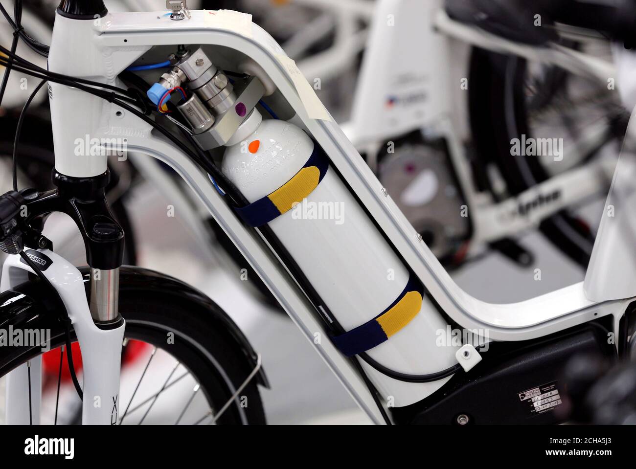 Ein Alpha-Fahrrad, das erste industrialisierte Fahrrad, das eine Wasserstoff-Brennstoffzelle  verwendet, wird am 15. Januar 2018 im Pragma Industries-Werk in Biarritz,  Frankreich, ausgestellt. Bild aufgenommen am 15. Januar 2018. REUTERS/Regis  Duvignau ...