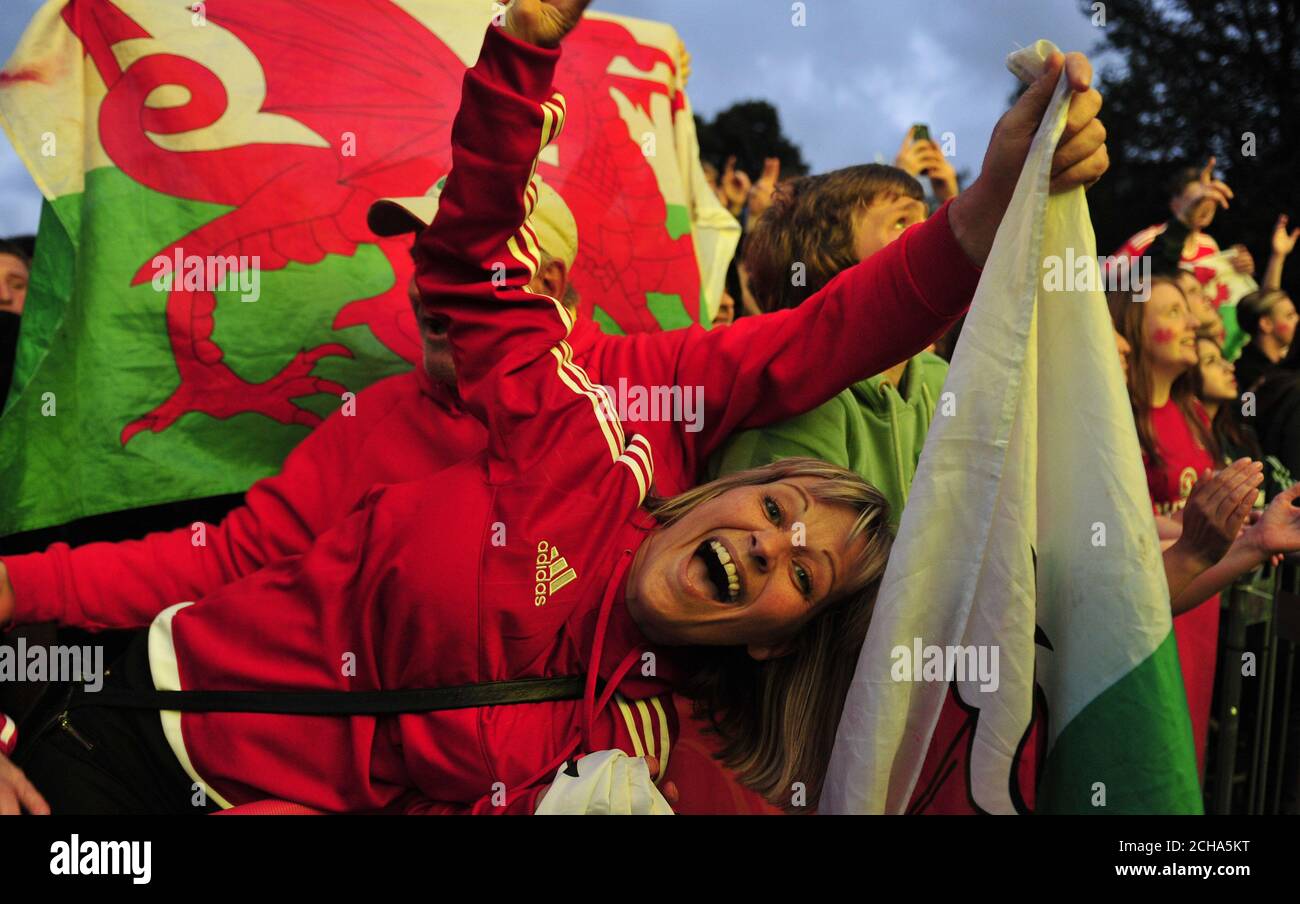 Walisischen Fans beobachten die Wales V Belgien Spiel bei Coopers Bereich Fanzone, Cardiff. Stockfoto