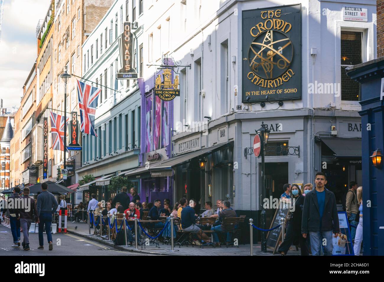 Kunden, die vor dem Crown and Two Chairmen Pub in der Dean Street in Soho, London, England, UK sitzen, während die COVID 19-Beschränkungen in sozialer Distanz gelten Stockfoto