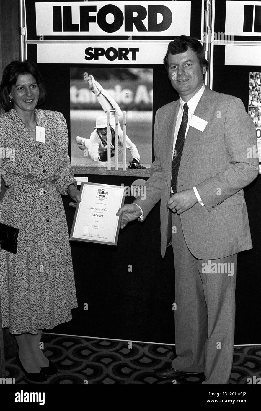 Der Fotograf Barry Batchelor, 38, und seine Frau Catherine, die bei den Ilford Photographic Awards in London die Urkunde für das Sportbild des Jahres hält. Barry gewann seinen Preis für seine Aufnahme von Glamorgan Wicket-Keeper Colin Metson's athletischen Stumping im Benson und Hedges Cup Spiel gegen Derbyshire in Swansea. Stockfoto