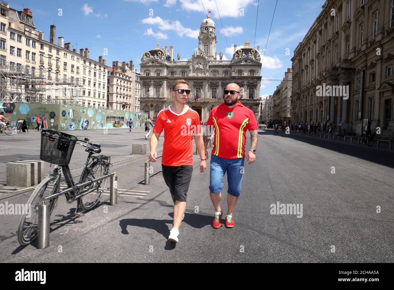 Wales-Fans vor dem Hotel de Ville de Lyon vor der UEFA Euro 2016, Halbfinale im Stade de Lyon, Lyon gesehen. Stockfoto
