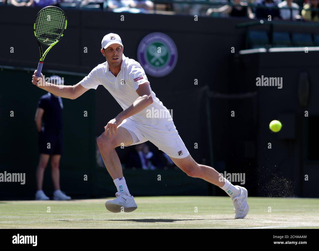 Sam Querrey im Einsatz gegen Milos Raonic am 9. Tag der Wimbledon Championships beim All England Lawn Tennis and Croquet Club in Wimbledon. Stockfoto