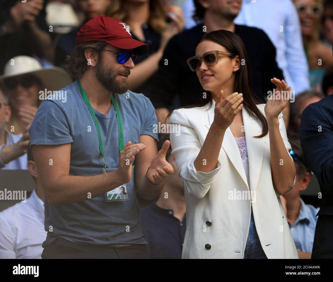 Bradley Cooper beobachtet die Action auf dem Mittelfeld zwischen Roger Federer und Marin Cilic am 9. Tag der Wimbledon Championships im All England Lawn Tennis und Croquet Club in Wimbledon. Stockfoto