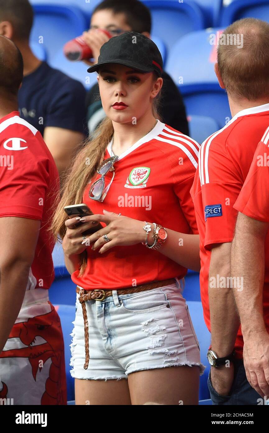 Ein walisischer Unterstützer in der Tribüne vor der UEFA Euro 2016, Halbfinalspiel im Stade de Lyon, Lyon. Stockfoto