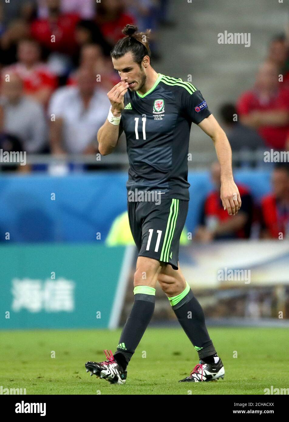 Gareth Bale von Wales hat sich während des UEFA Euro 2016, dem Halbfinalspiel im Stade de Lyon, Lyon, niedergeschlagen. Stockfoto