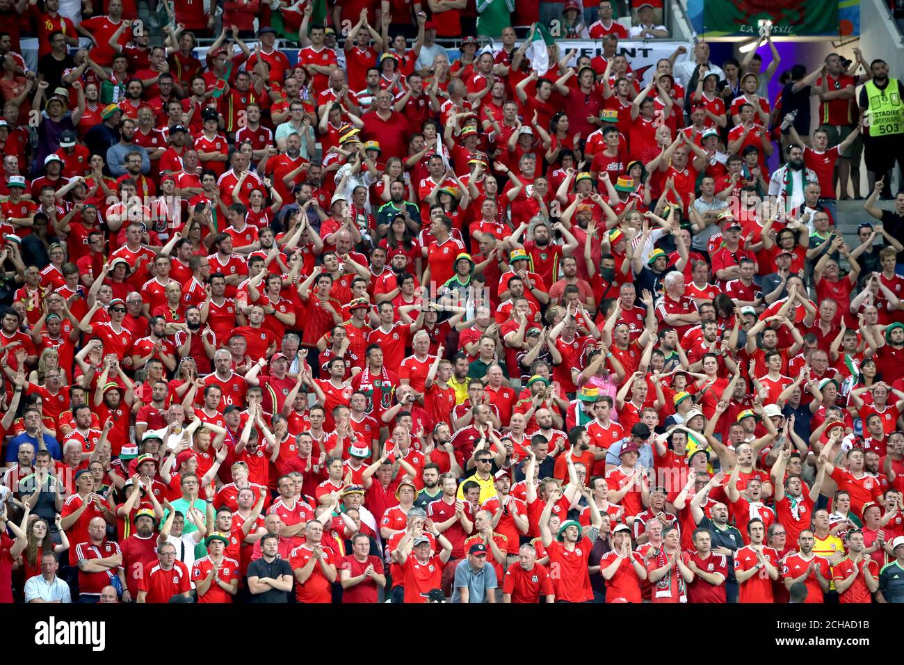 Wales-Fans jubeln auf ihrer Seite trotz Niederlage während der UEFA Euro 2016, Halbfinalspiel im Stade de Lyon, Lyon. Stockfoto