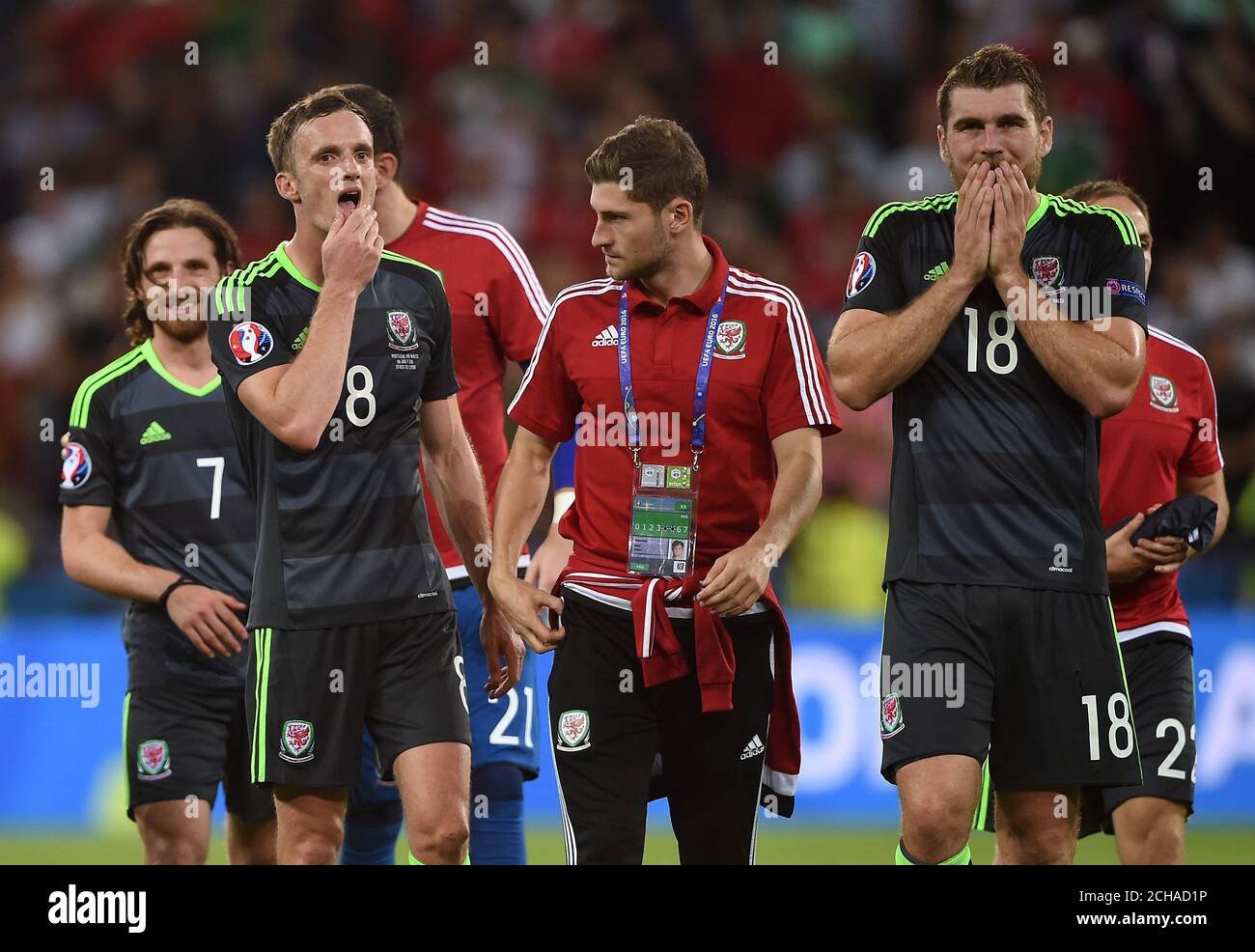 Wales' Andy King (links) und Wales' Sam Vokes sehen nach dem finalen Pfeifen während der UEFA Euro 2016, Halbfinalspiel im Stade de Lyon, Lyon, niedergeschlagen aus. Stockfoto