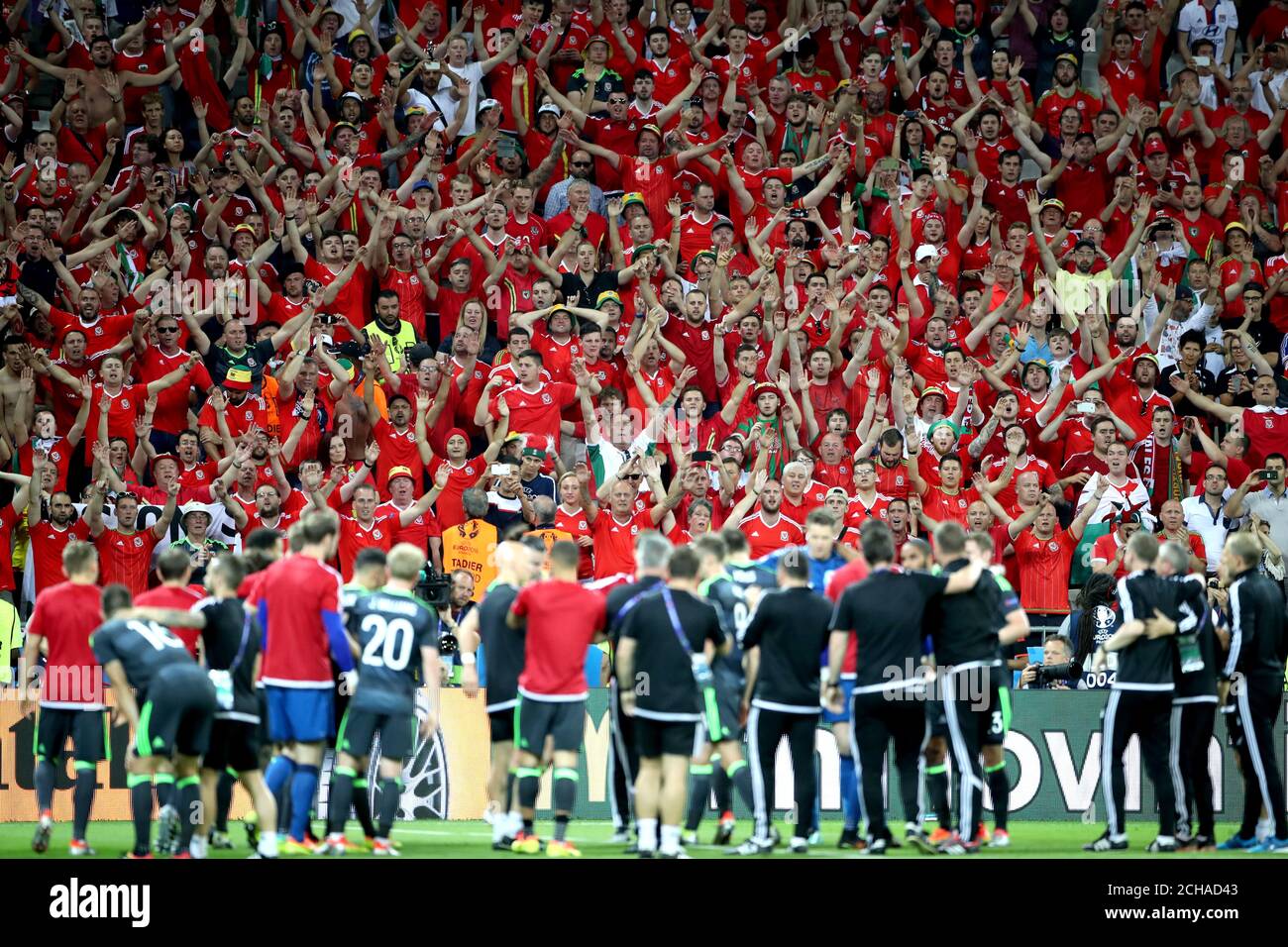 Wales-Fans feuern ihr Team trotz Niederlage an, da die Spieler ihnen nach dem UEFA Euro 2016, Halbfinale im Stade de Lyon, Lyon, danken. Stockfoto