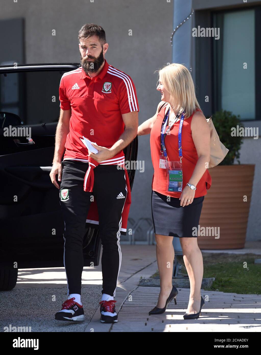 Joe Ledley von Wales kommt zurück im Golden Tulip Hotel in Lyon. Wales wurde in der Halbfinalphase der Europameisterschaft 2016 nach dem Verlust von 2-0 gegen Portugal geschlagen. Stockfoto