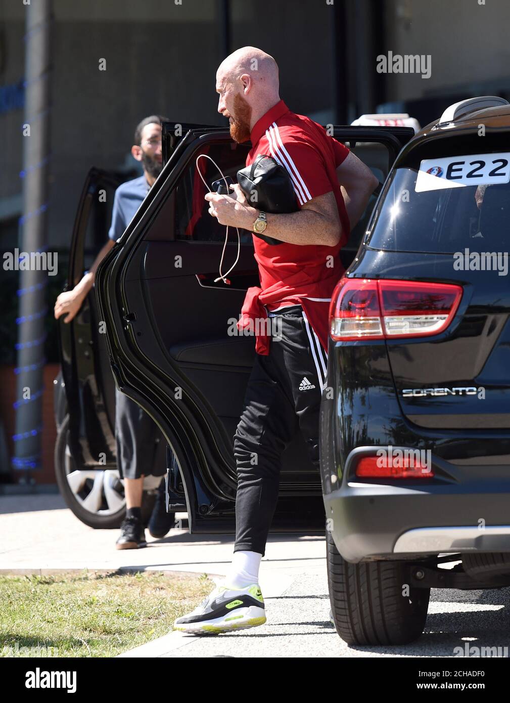 James Collins aus Wales kommt wieder im Golden Tulip Hotel in Lyon an. Wales wurde in der Halbfinalphase der Europameisterschaft 2016 nach dem Verlust von 2-0 gegen Portugal geschlagen. Stockfoto