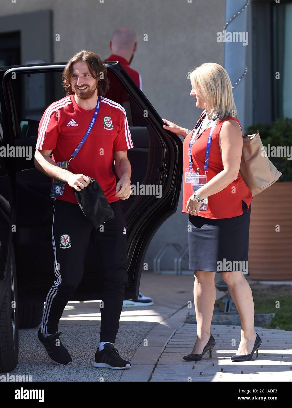 Joe Allen von Wales kommt im Golden Tulip Hotel in Lyon an. Wales wurde in der Halbfinalphase der Europameisterschaft 2016 nach dem Verlust von 2-0 gegen Portugal geschlagen. Stockfoto