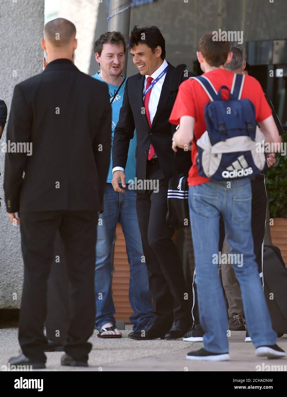 Wales-Manager Chris Coleman hat gesehen, wie er das Golden Tulip Hotel in Lyon verlassen hat. Wales wurde in der Halbfinalphase der Europameisterschaft 2016 nach dem Verlust von 2-0 gegen Portugal geschlagen. Stockfoto