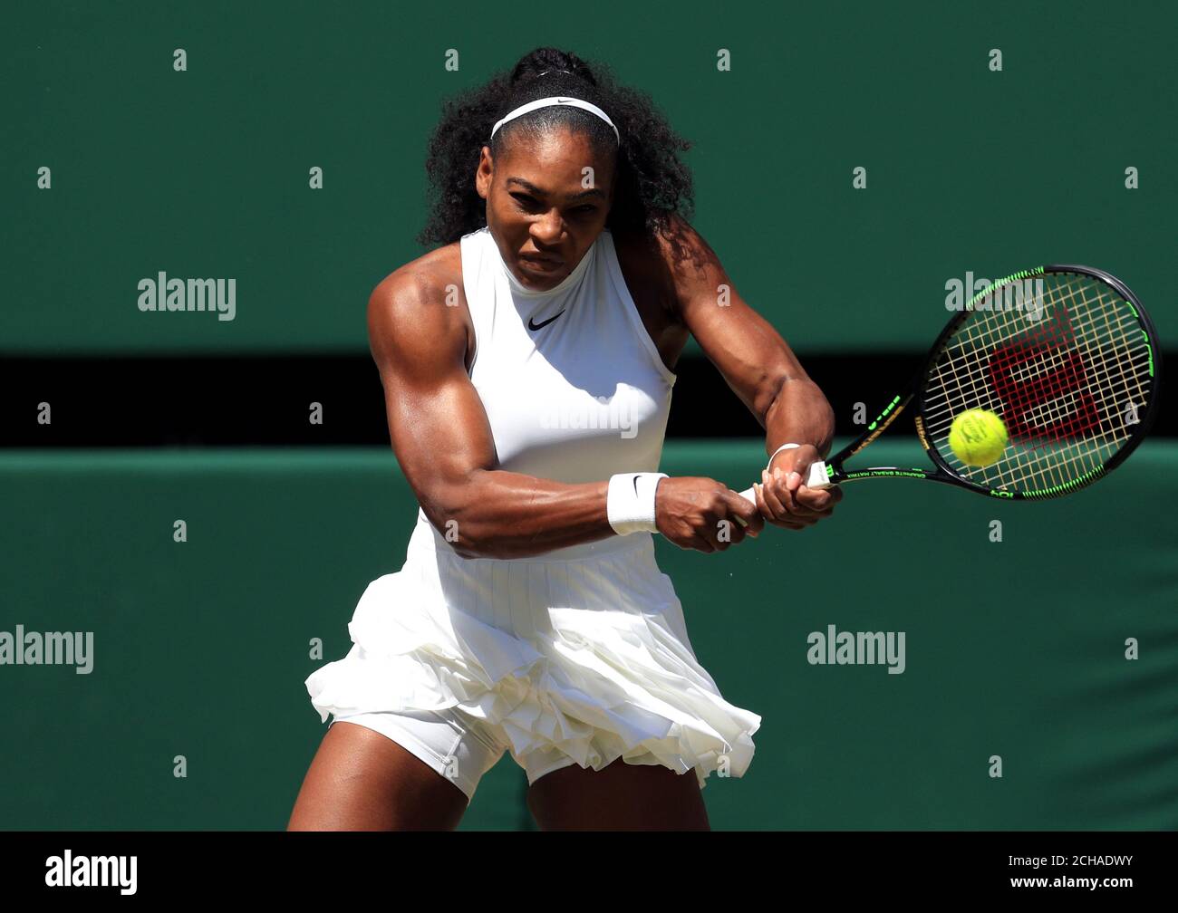 Serena Williams im Einsatz gegen Elena Vesnina am 10. Tag der Wimbledon Championships im All England Lawn Tennis und Croquet Club in Wimbledon. Stockfoto
