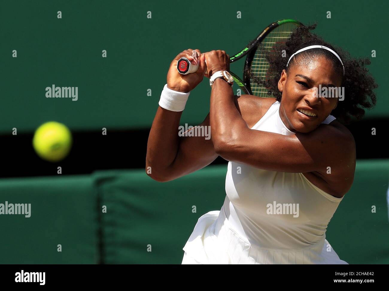 Serena Williams im Einsatz gegen Elena Vesnina am 10. Tag der Wimbledon Championships beim All England Lawn Tennis und Croquet Club in Wimbledon. Stockfoto
