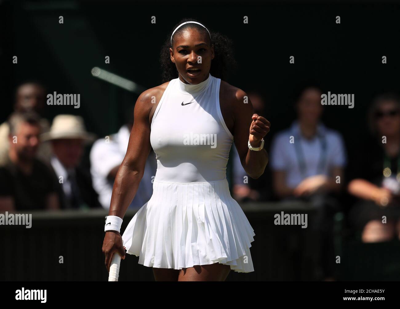 Serena Williams feiert gegen Elena Vesnina am 10. Tag der Wimbledon Championships im All England Lawn Tennis und Croquet Club in Wimbledon. Stockfoto