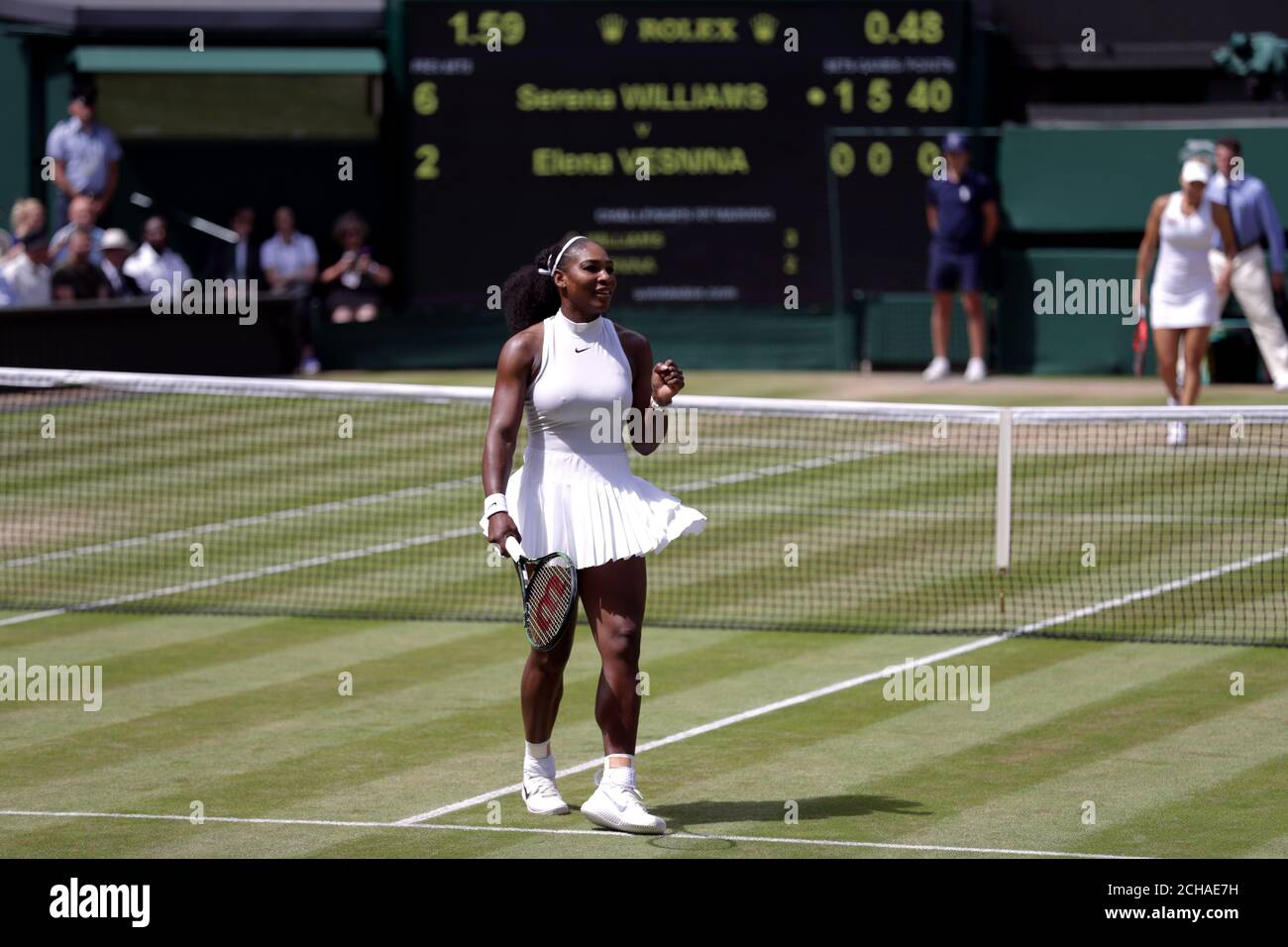 Serena Williams feiert den Sieg über Elena Vesnina am 10. Tag der Wimbledon Championships im All England Lawn Tennis und Croquet Club in Wimbledon. Stockfoto