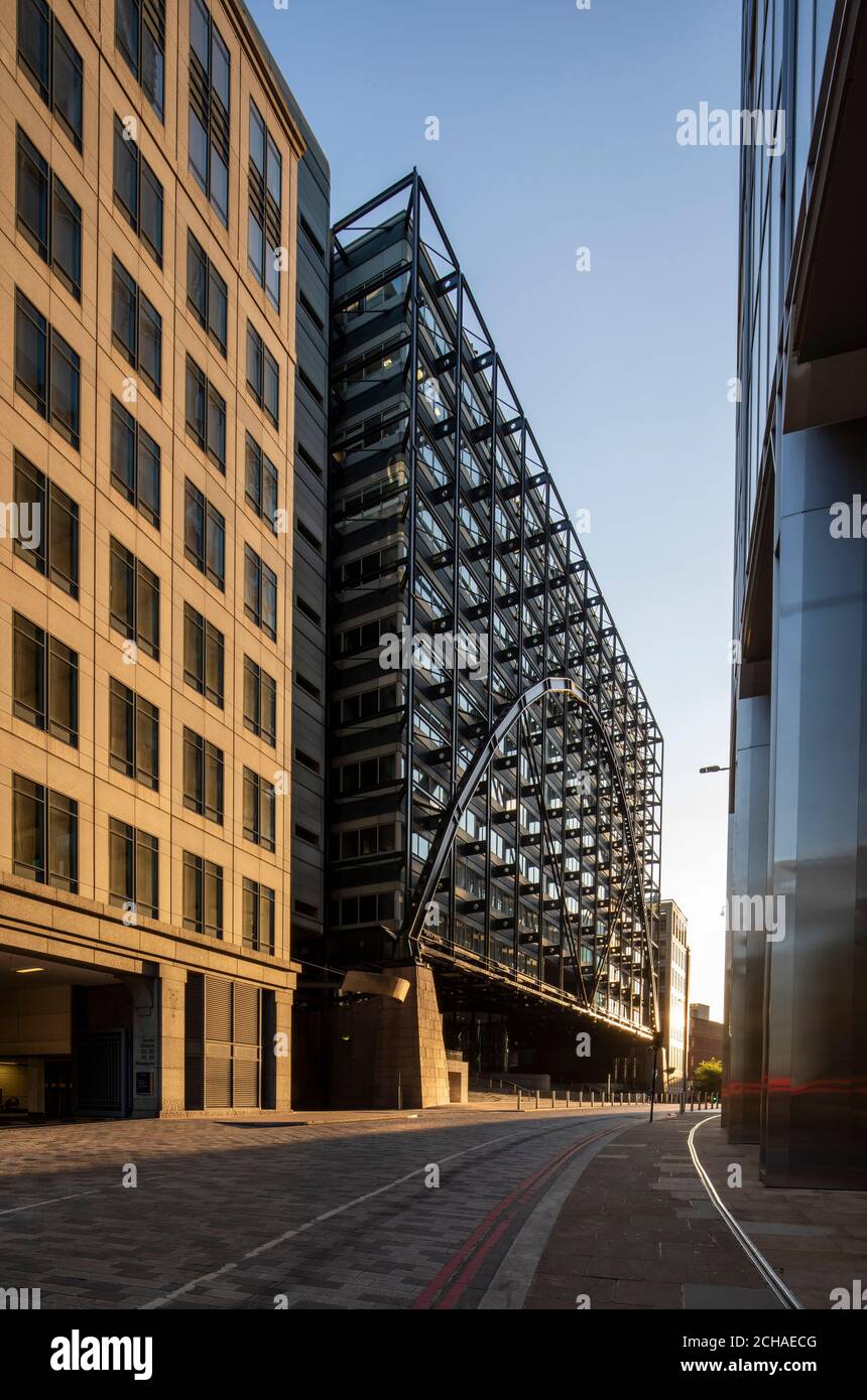 Schräge Ansicht der Nordhöhe bei Sonnenuntergang Blick nach Westen. City of London Lockdown 2020 - Exchange House, London, Vereinigtes Königreich. Architekt: Skidmore Owi Stockfoto