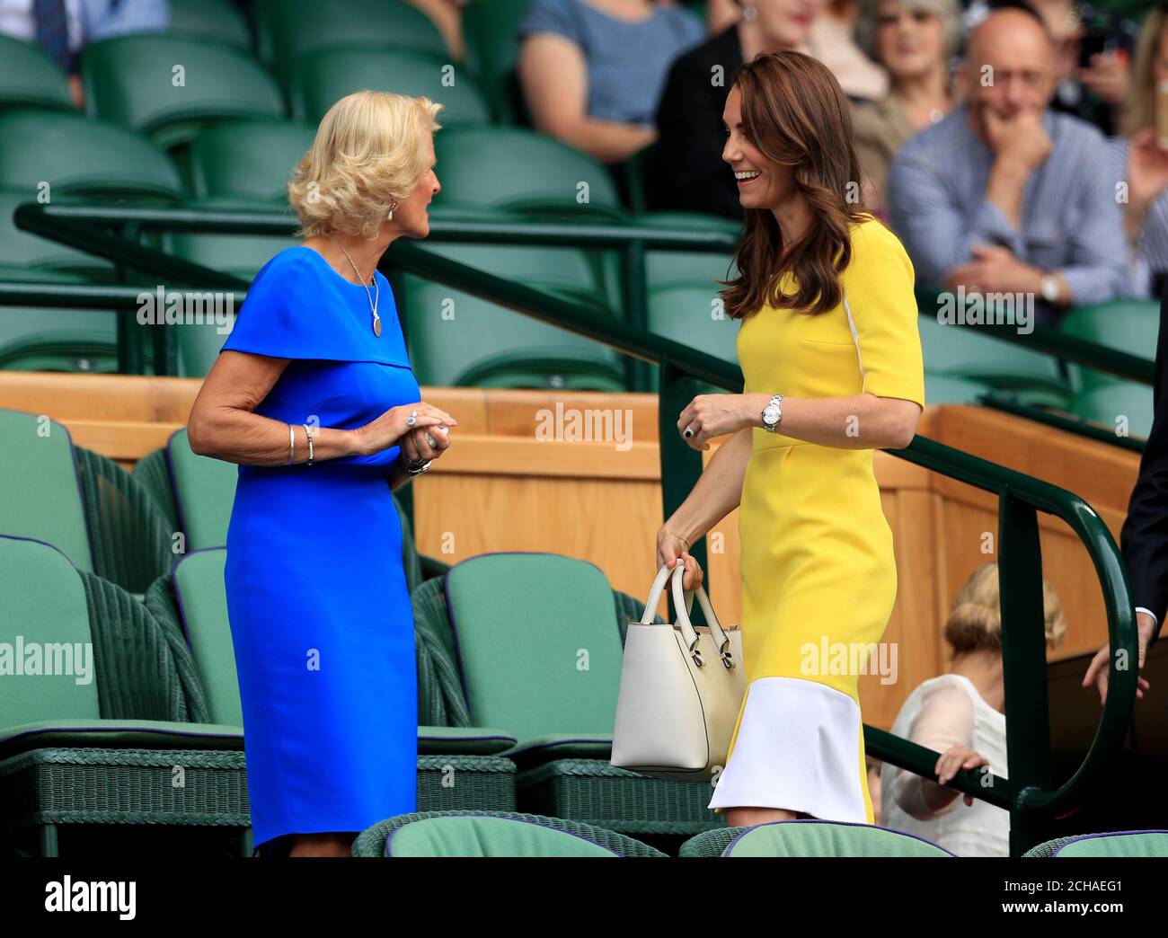 Die Herzogin von Cambridge macht sich am 10. Tag der Wimbledon Championships beim All England Lawn Tennis and Croquet Club, Wimbledon, auf den Weg zurück in die königliche Box für das zweite Spiel des Tages neben Gill Brook. Stockfoto