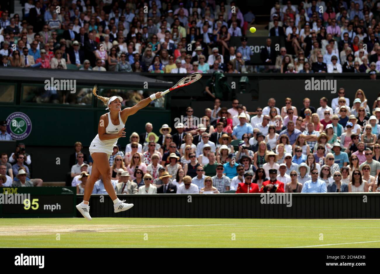 Angelique Kerber im Einsatz gegen Venus Williams am zehnten Tag der Wimbledon Championships im All England Lawn Tennis und Croquet Club in Wimbledon. Stockfoto