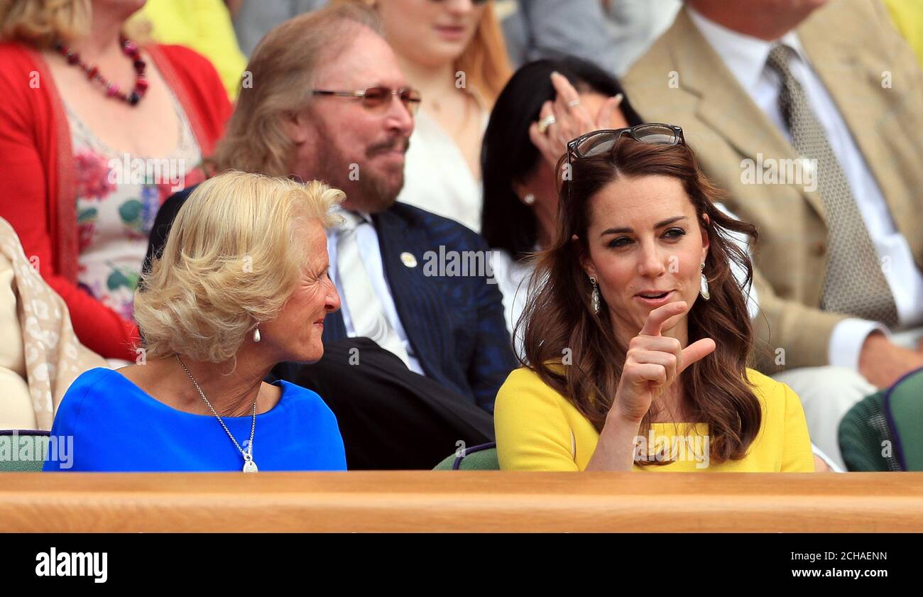 Die Herzogin von Cambridge und Gill Brook am 10. Tag der Wimbledon Championships im All England Lawn Tennis und Croquet Club, Wimbledon. Stockfoto